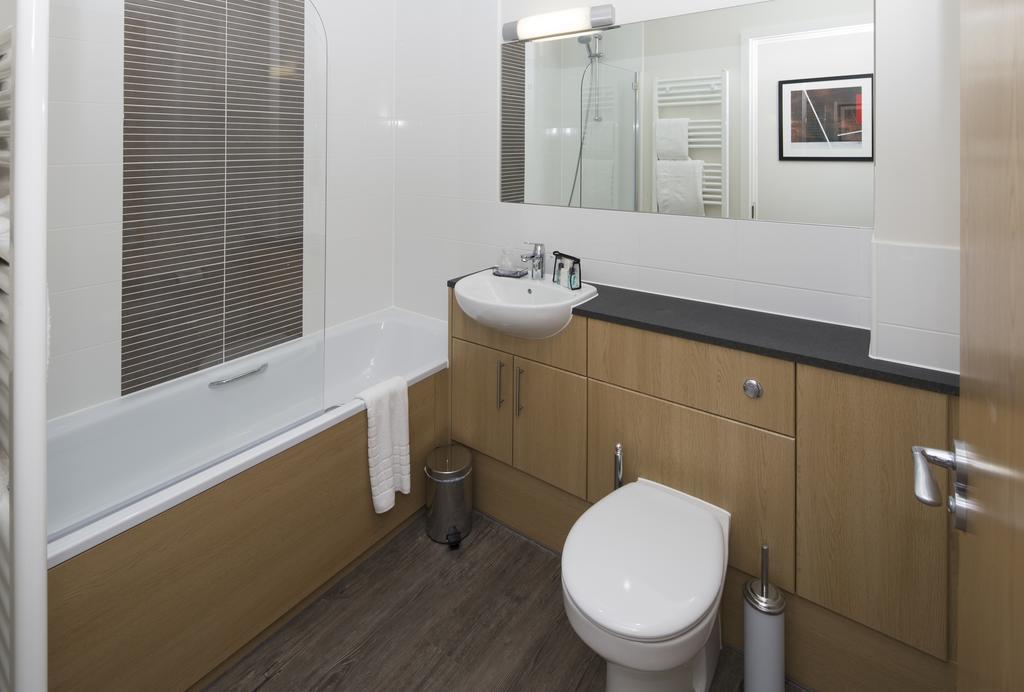 House Of Fisher - Beneficial House Bracknell Room photo