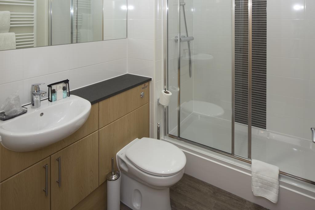 House Of Fisher - Beneficial House Bracknell Room photo