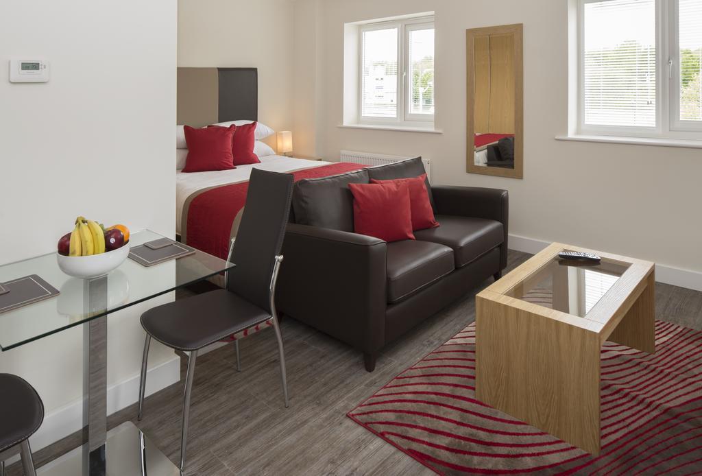 House Of Fisher - Beneficial House Bracknell Room photo