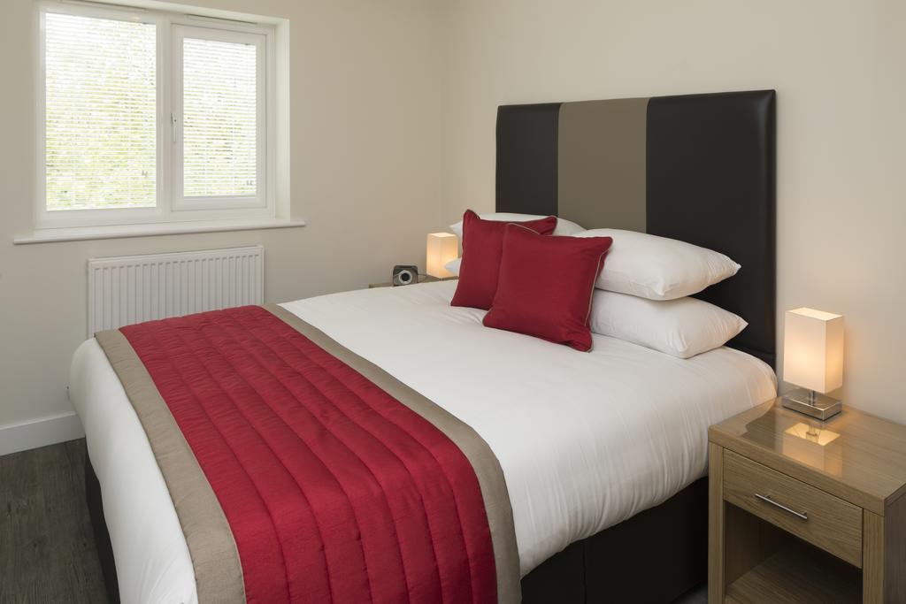House Of Fisher - Beneficial House Bracknell Room photo