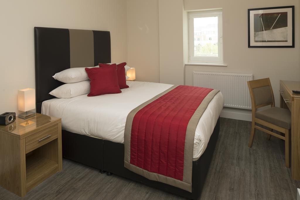 House Of Fisher - Beneficial House Bracknell Room photo